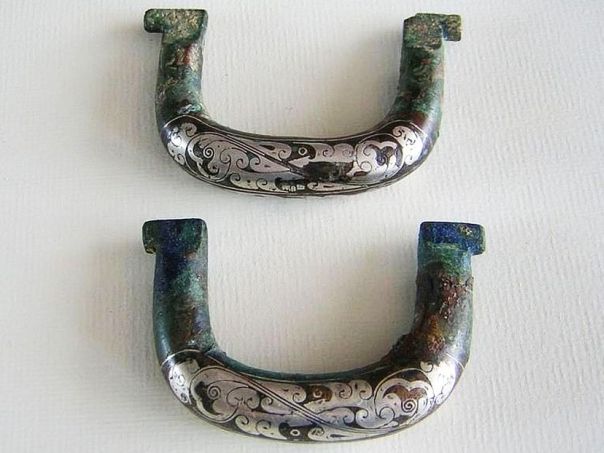 Pair of horse yoke brackets marked ‘Ling Li’ - (4811)